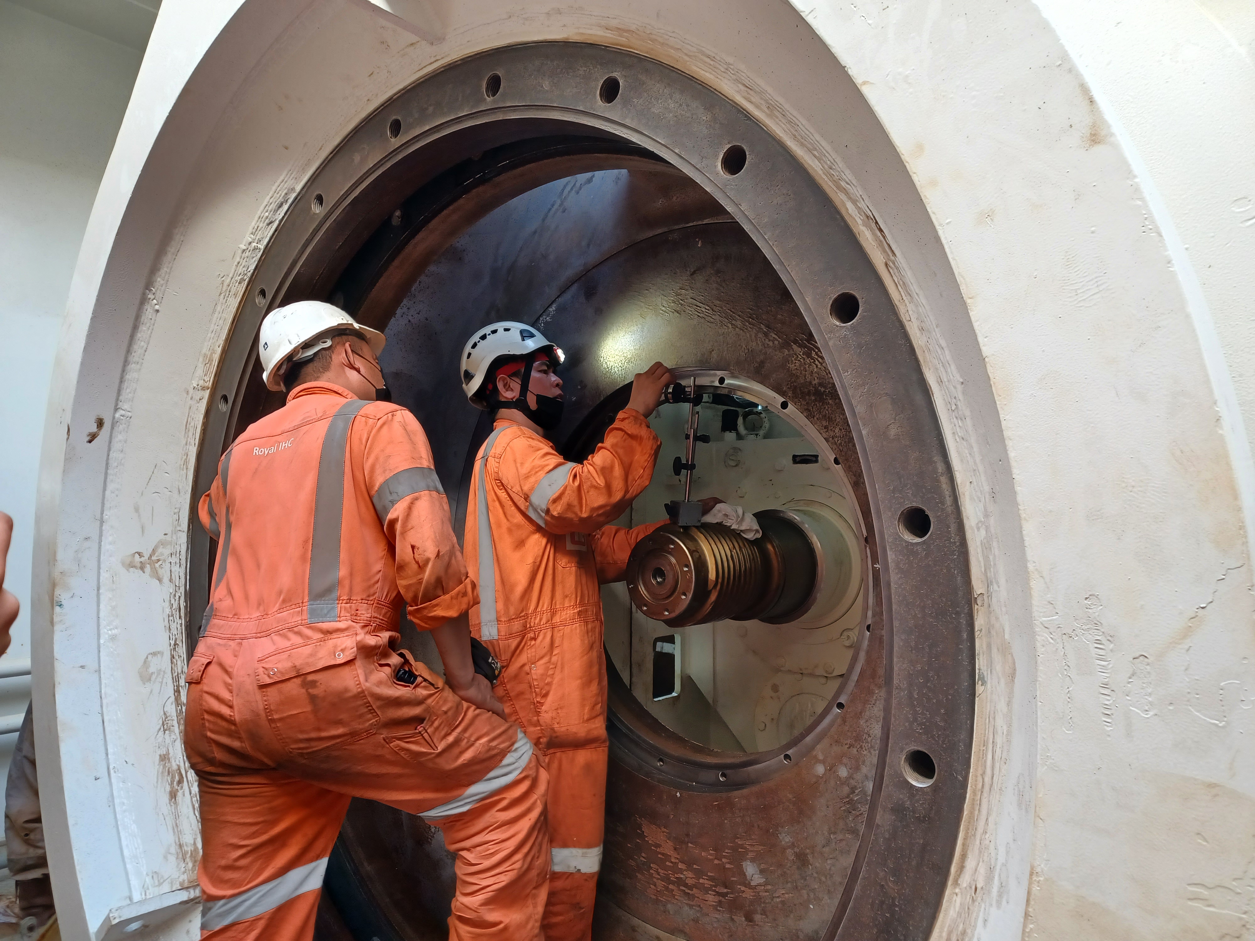 On board inspection and repair of dredge pump